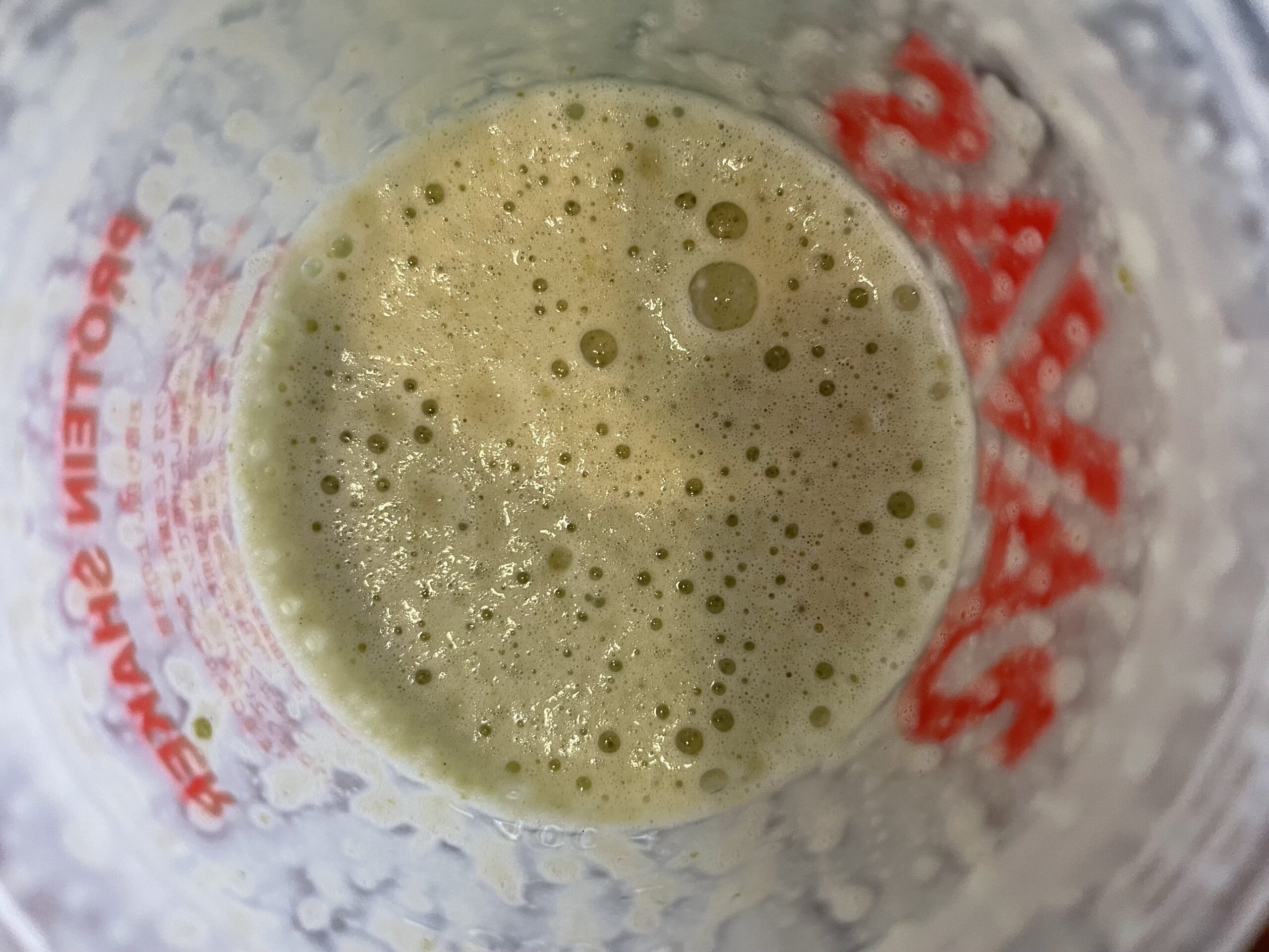 マイプロテインの抹茶ラテ味を牛乳で混ぜた泡の画像