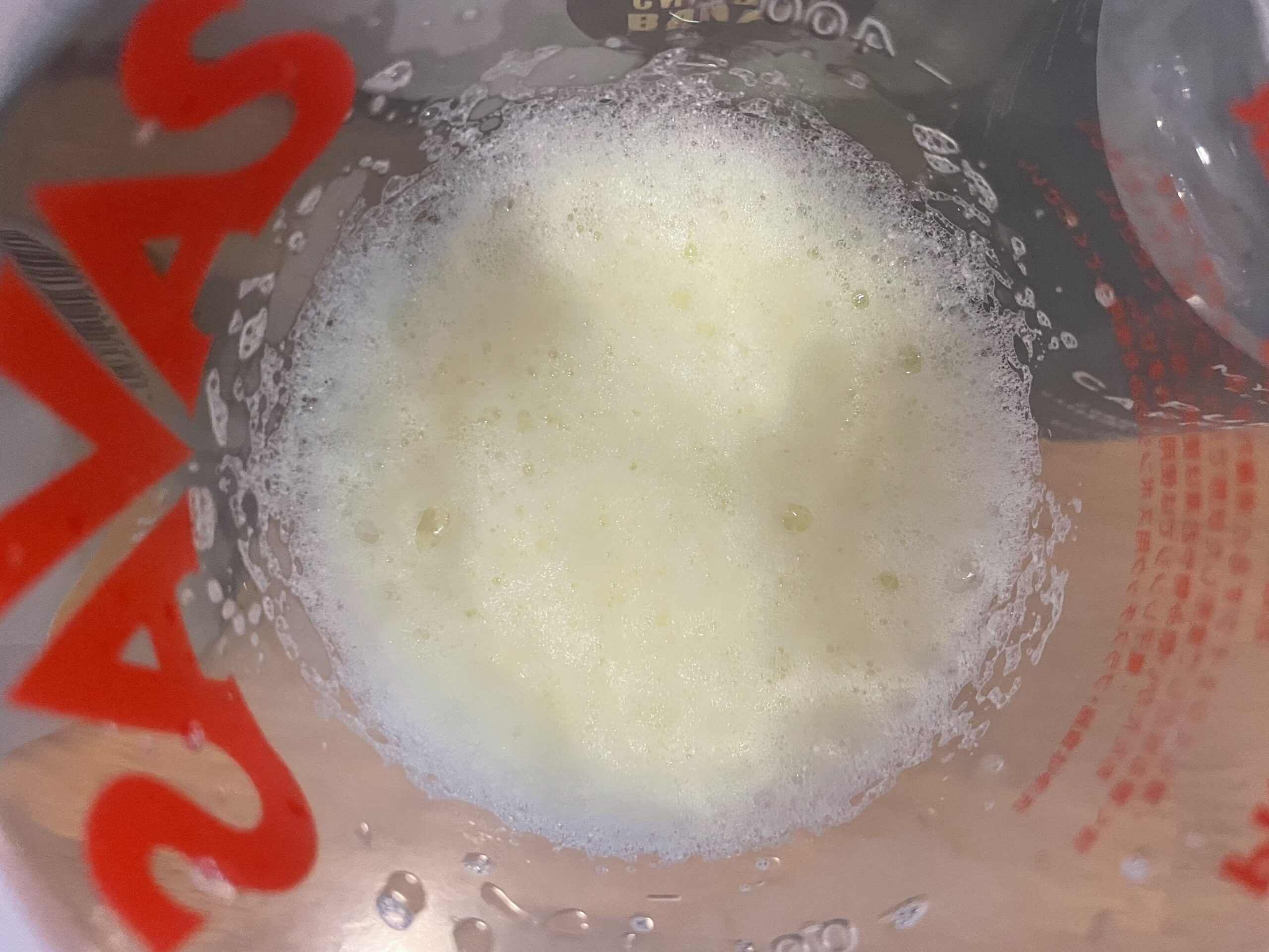 マイプロテインのEAAトロピカル味を水で混ぜた泡の画像