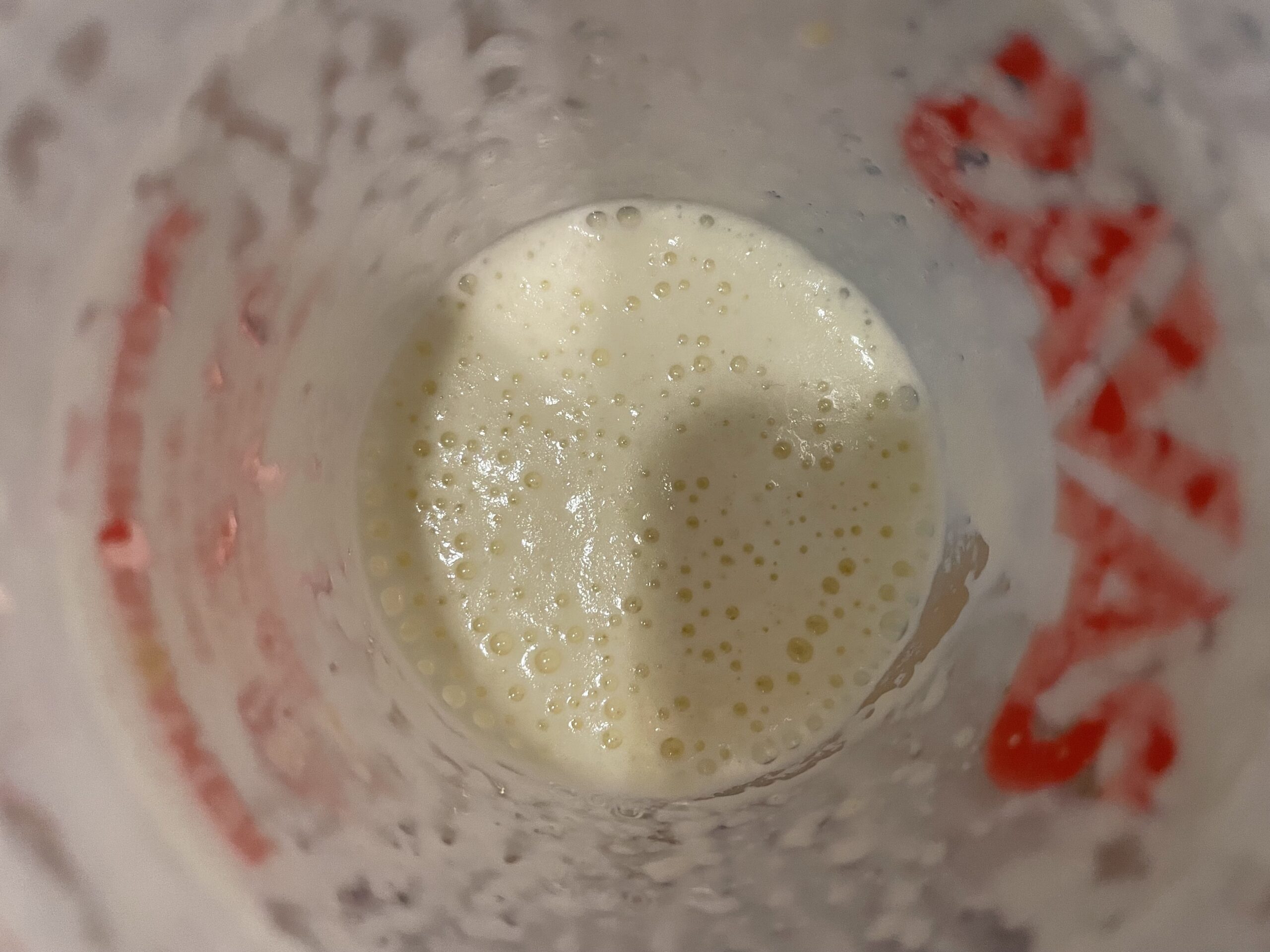 マイプロテインのバナナ味を牛乳で混ぜた上から見た画像