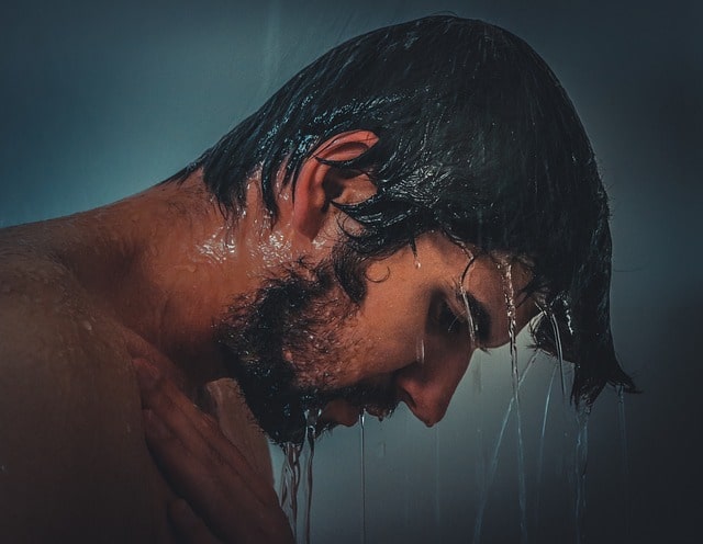 冷水シャワーを浴びる人の画像